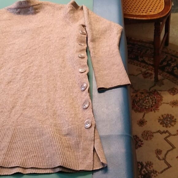 Tahari XL Merino Wool Blend Womens XL Buttons down each Side Back Sweater - Picture 7 of 7